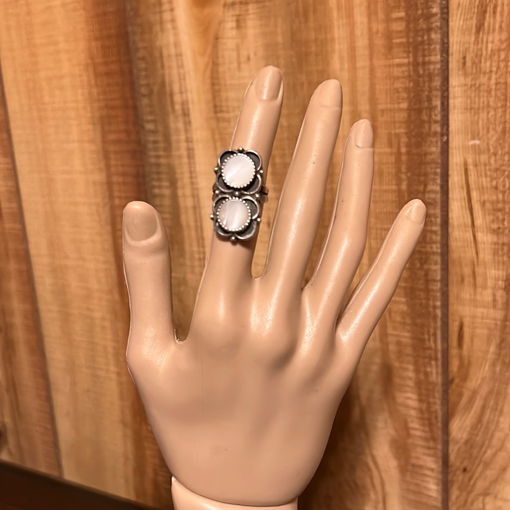 Vintage Native American Sterling Silver & Mother of Pearl Ring. Size 6